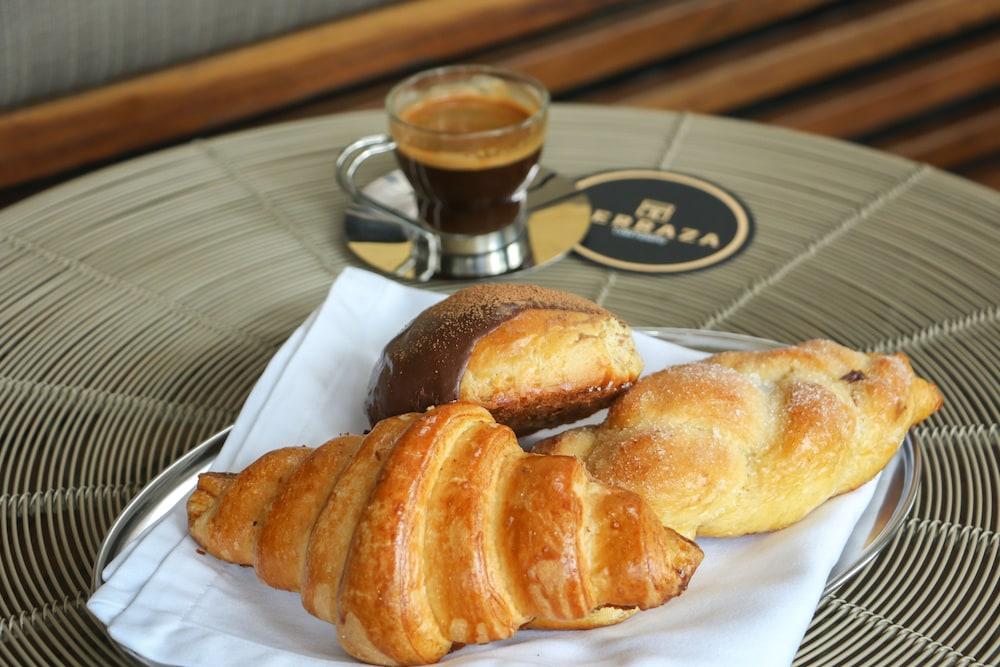 Suites Contempo Ciudad de México Exteriér fotografie Croissant and chocolate bun