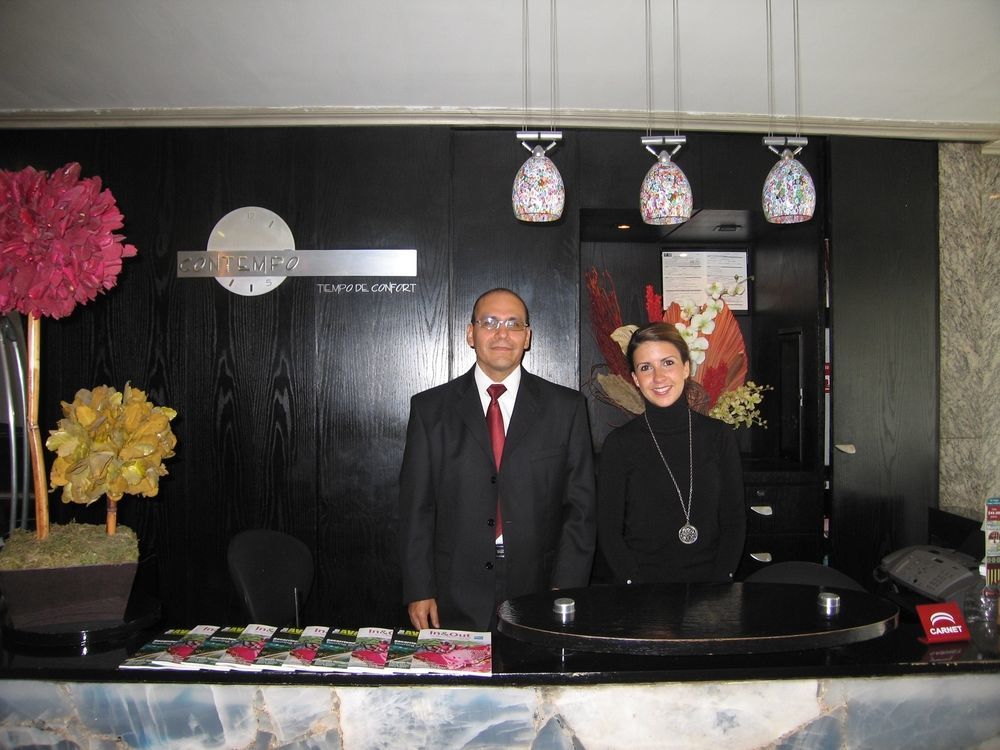 Suites Contempo Ciudad de México Exteriér fotografie A concierge at a hotel